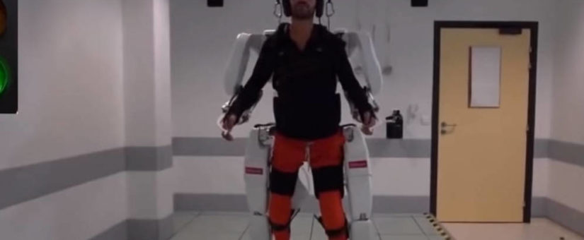 Un tetrapléjico logra caminar gracias a un exoesqueleto que maneja con el cerebro.